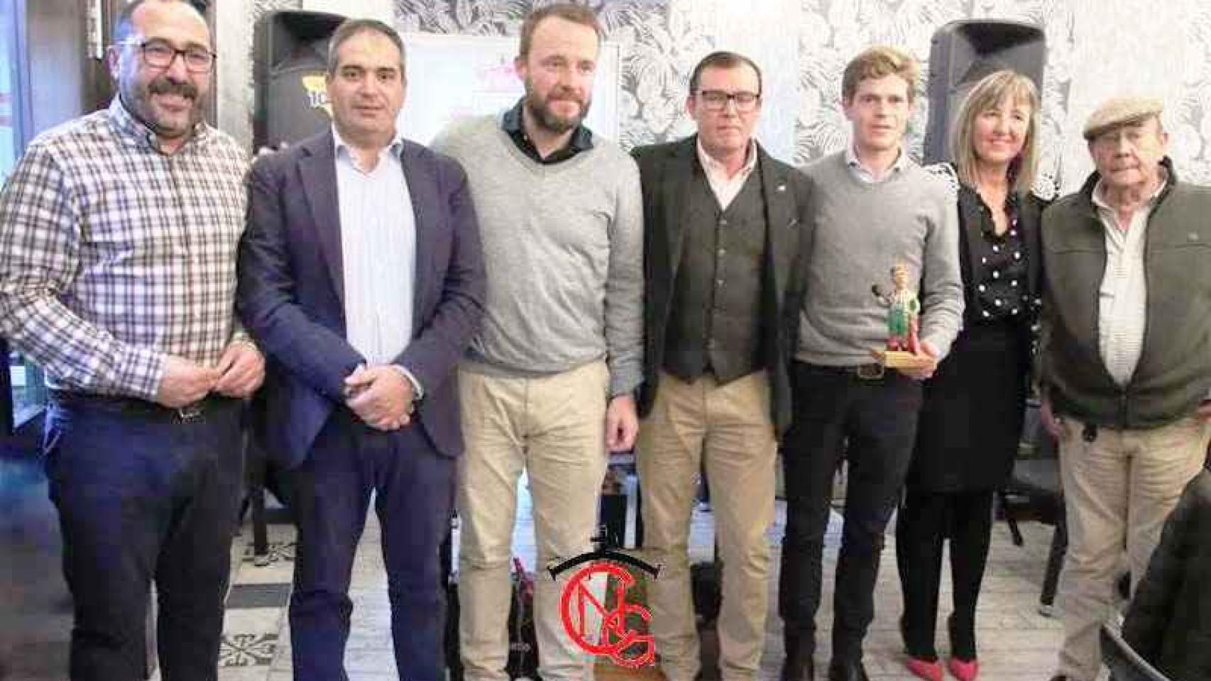 El torero Borja Jiménez flanqueado por la organización del cocido-taurino
