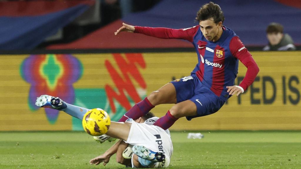 Joao Félix recibe una falta