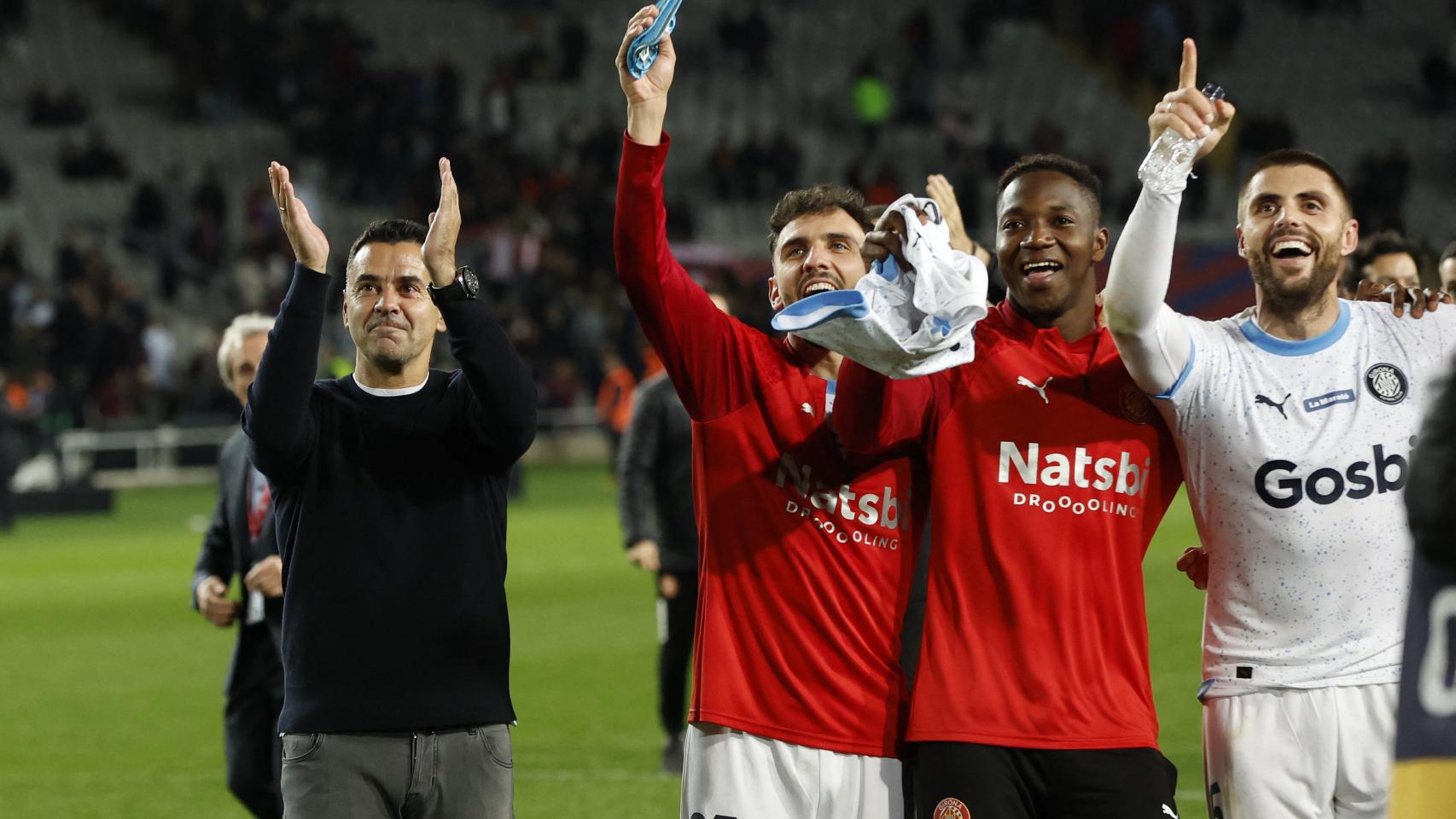 Michel y varios jugadores del Girona celebran el triunfo ante el Barça