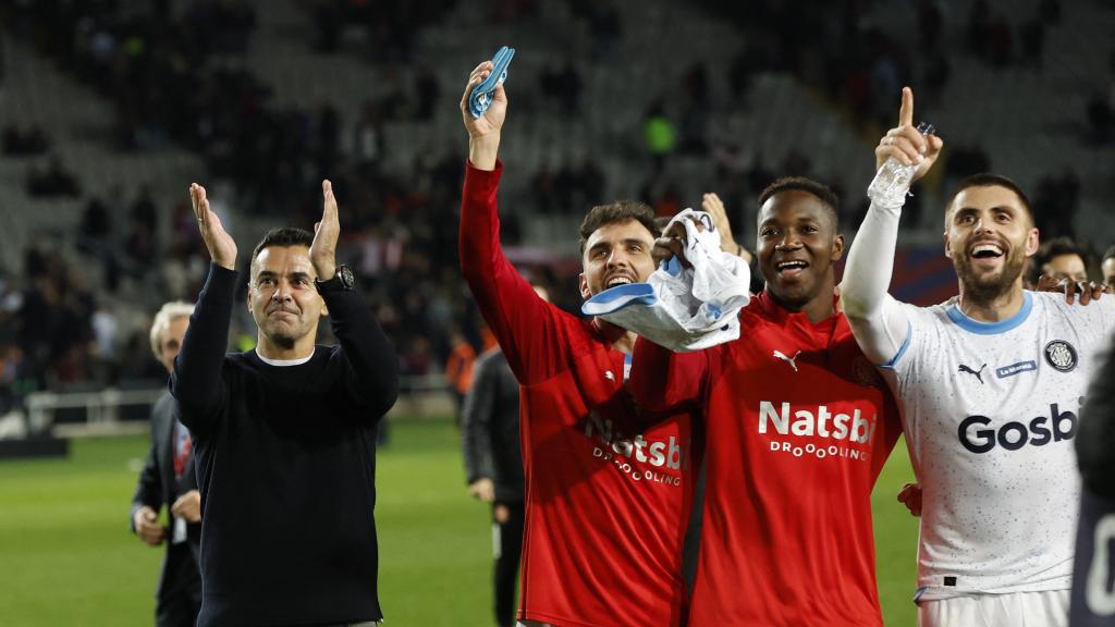Michel y varios jugadores del Girona celebran el triunfo ante el Barça