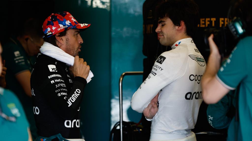Fernando Alonso, junto a Lance Stroll en el paddock.