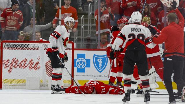 Dylan Larkin, tendido sobre el hielo