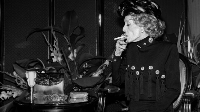 Isabel Azkarate: Bette Davis en el Hotel María Cristina, Festival Internacional de Cine de San Sebastián, 1989. Kutxateka / Fondo Isabel Azkarate Funtsa