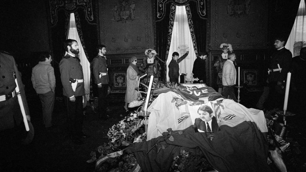 Isabel Azkarate: Capilla ardiente de Enrique Casas, senador socialista asesinado por ETA. San Sebastián, 1984. Kutxateka / Fondo Isabel Azkarate Funtsa