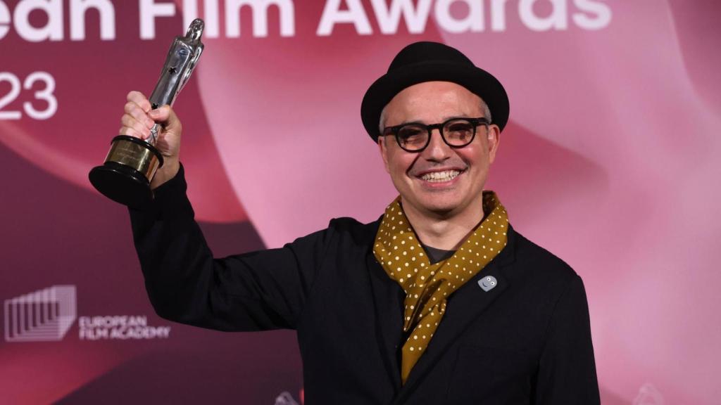Pablo Berger con su premio por 'Robot Dreams'. Foto: EFE/EPA/CLEMENS BILAN