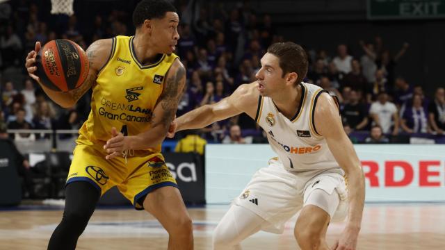 El escolta polaco del Gran Canaria A. J. Slaughter (i) controla un balón ante Fabien Causeur escolta francés del Real Madrid.