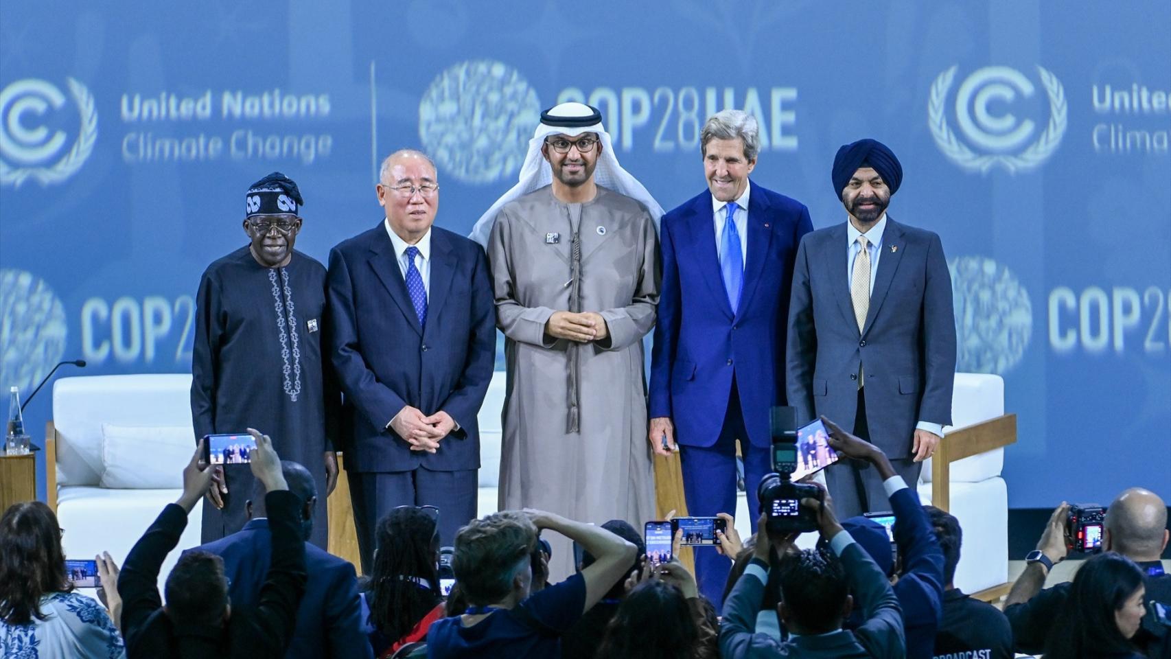 El presidente de la COP28, Sultan Al Jaber (C), posa junto John Kerry (2º D), Xie Zhenhua (2º I) y Ajay Banga en la COP28.