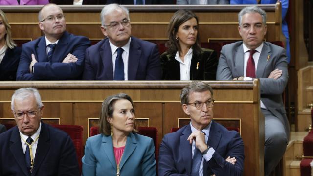 El líder del PP, Alberto Núñez Feijóo (d) junto a los diputados de la formación en la apertura de la XV Legislatura.