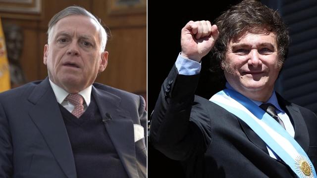 El economista Jesús Huerta de Soto (i) y el presidente de Argentina, Javier Milei (d).