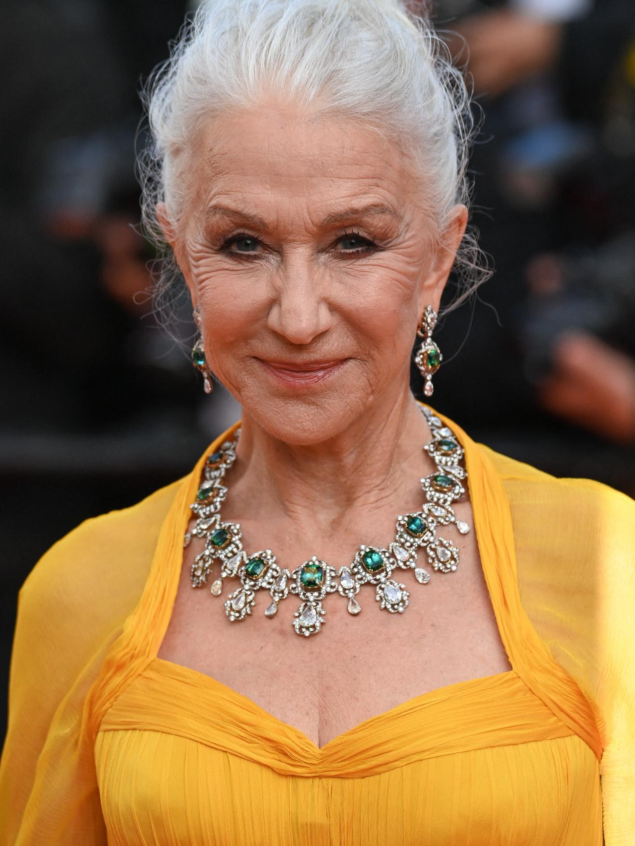 La inglesa Helen Mirren luce una espectacular cabellera blanca.