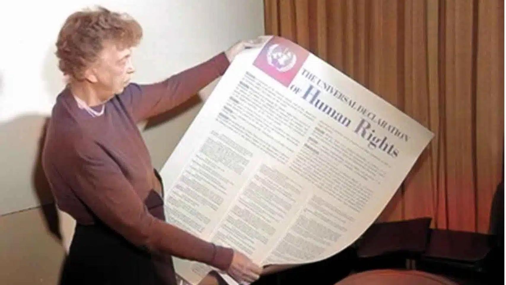 Eleaonor Roosevelt con la Declaración de Derechos Humanos entre sus manos.