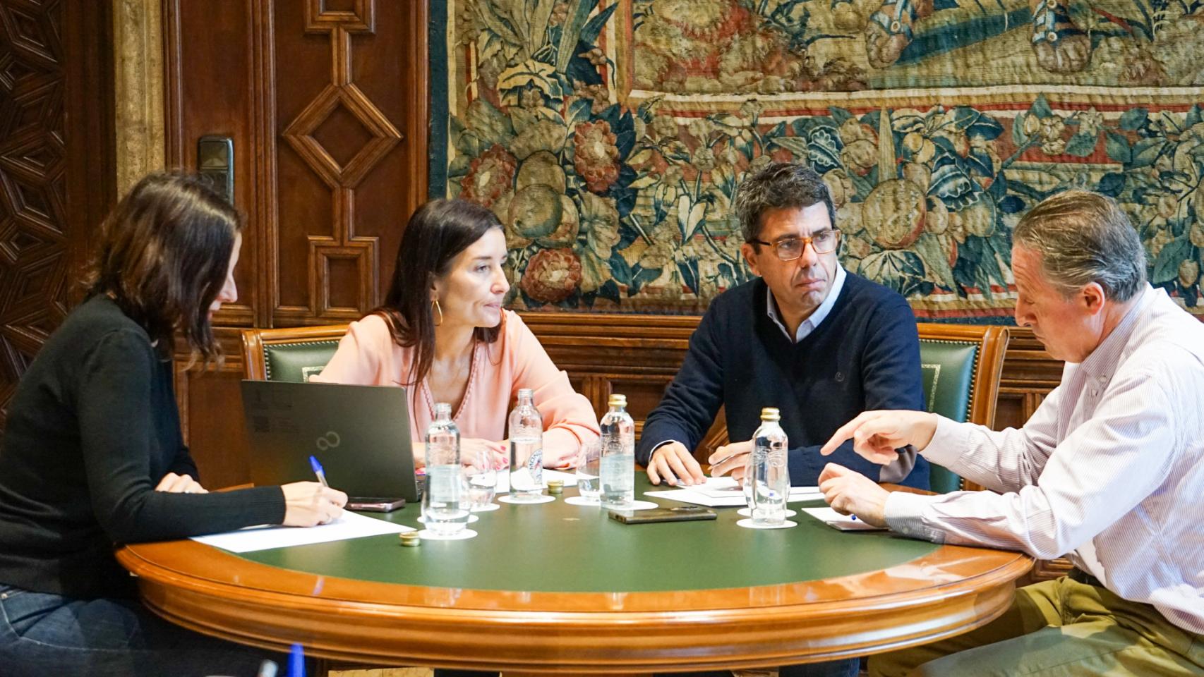 El presidente Carlos Mazón y la consellera Ruth Merino este domingo en el Palau de la Generalitat. EE