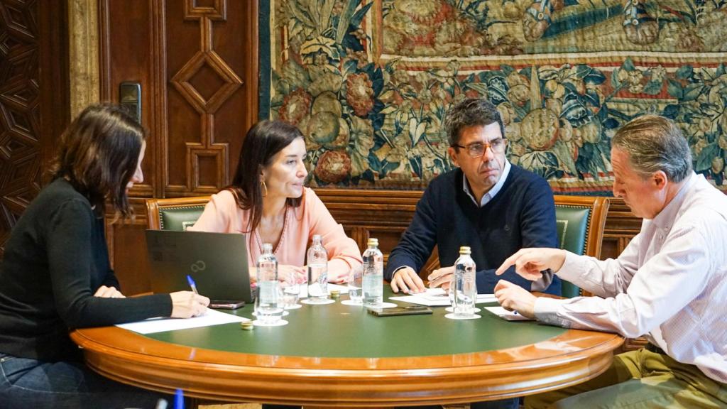 El presidente Carlos Mazón y la consellera Ruth Merino este domingo en el Palau de la Generalitat. EE