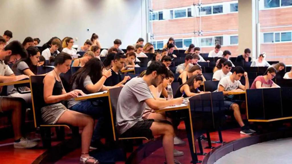 Varios alumnos en una clase de una universidad.