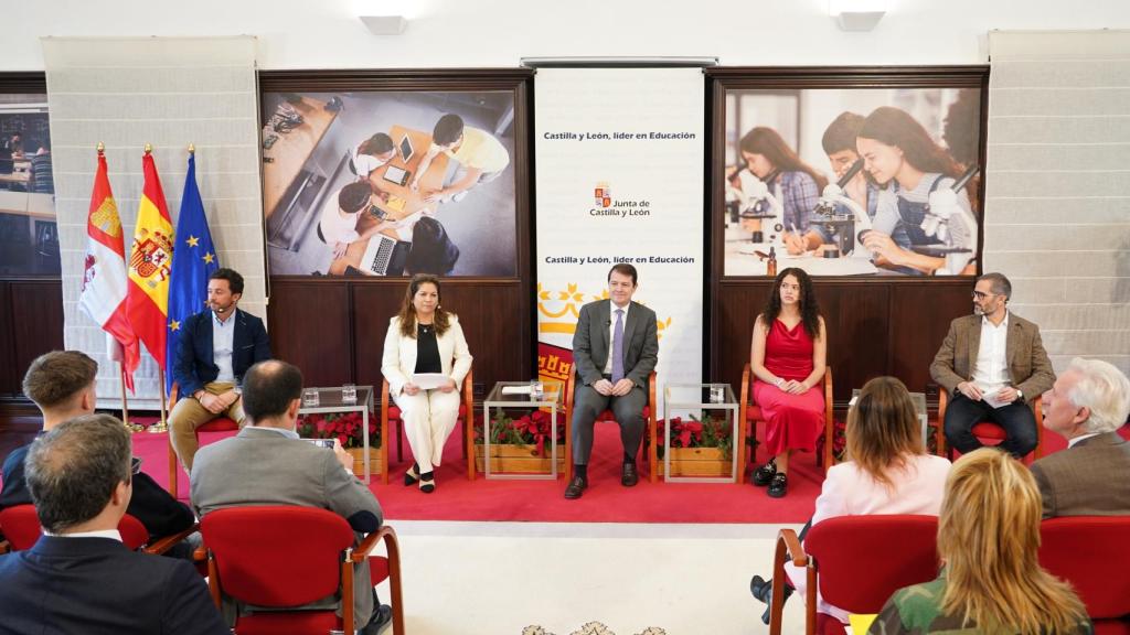 El presidente de la Junta, Alfonso Fernández Mañueco, con alumnos, profesores y padres en el acto de reconocimiento a la comunidad educativa