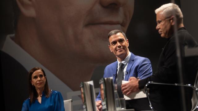 El presidente del Gobierno, Pedro Sánchez, este lunes junto a Jorge Javier Vázquez y Ángeles Caballero.