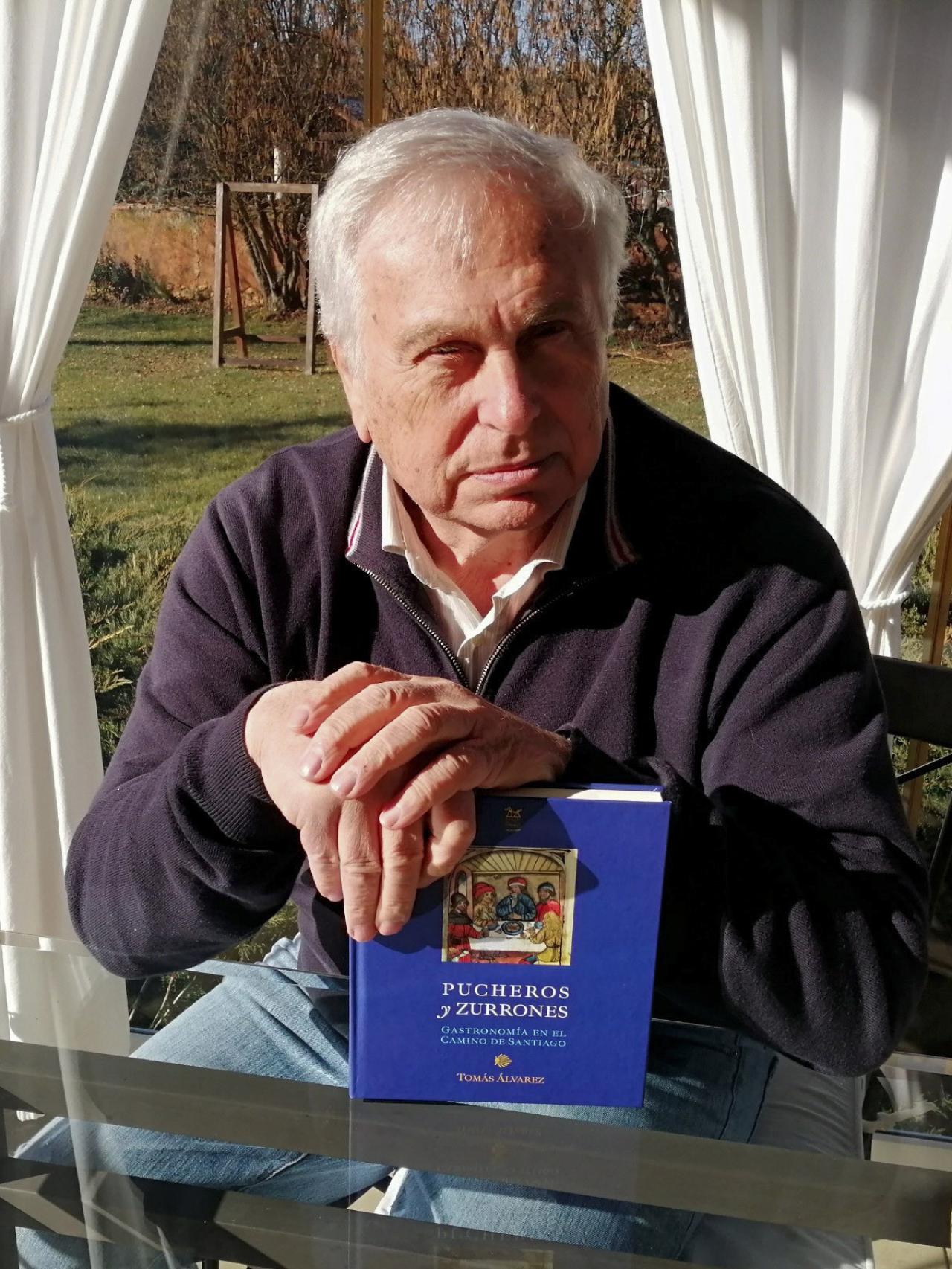 El autor posa con su libro.