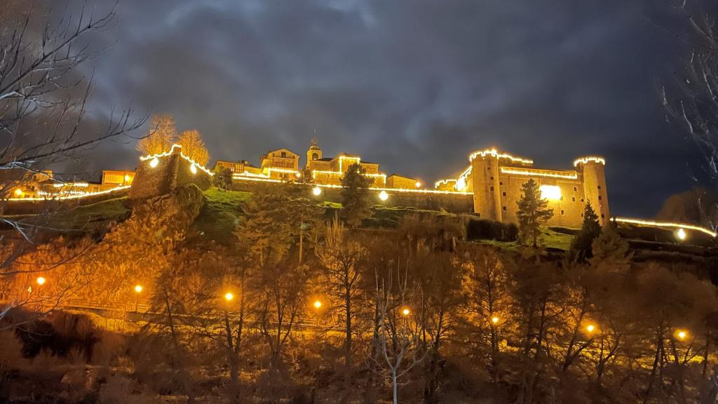 Castillo de los Condes de Benavente iluminado por Navidad en Puebla de Sanabria