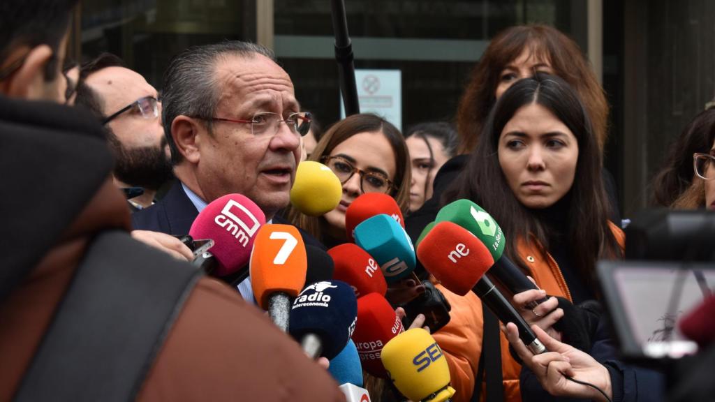 Ruiz Molina atiende a la prensa a su llegada al CFPP.