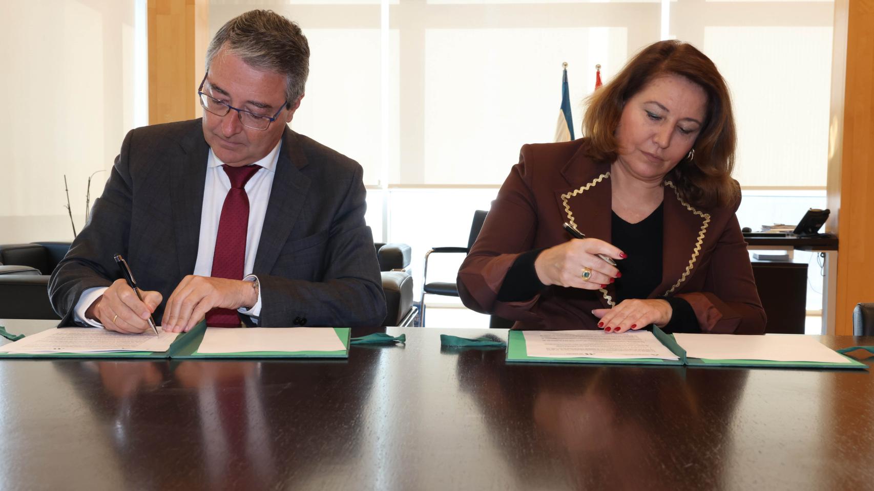 Francisco Salado y Carmen Crespo, durante la firma del convenio.