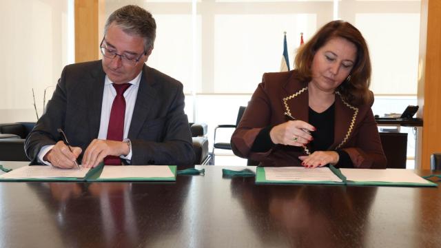 Francisco Salado y Carmen Crespo, durante la firma del convenio.
