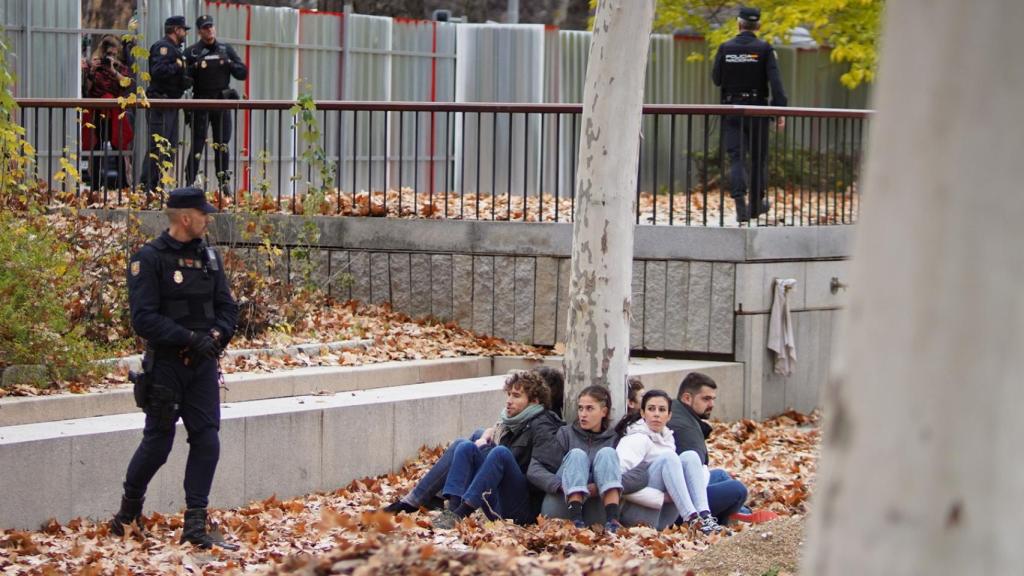 Varios vecinos se encadenan a los árboles en protesta por las talas de la ampliación de la L11