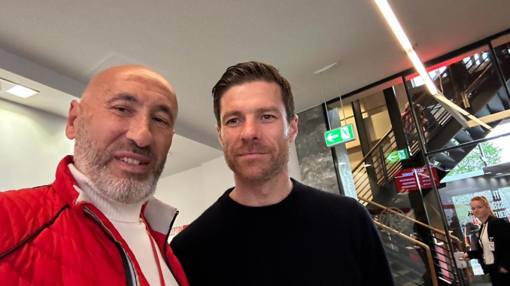 Antonio Hurtado, con Xabi Alonso