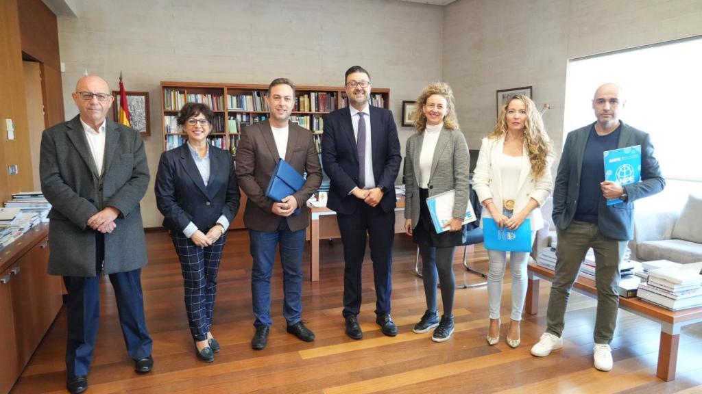 Amador Pastor, en el centro, junto a representantes de ANPE.