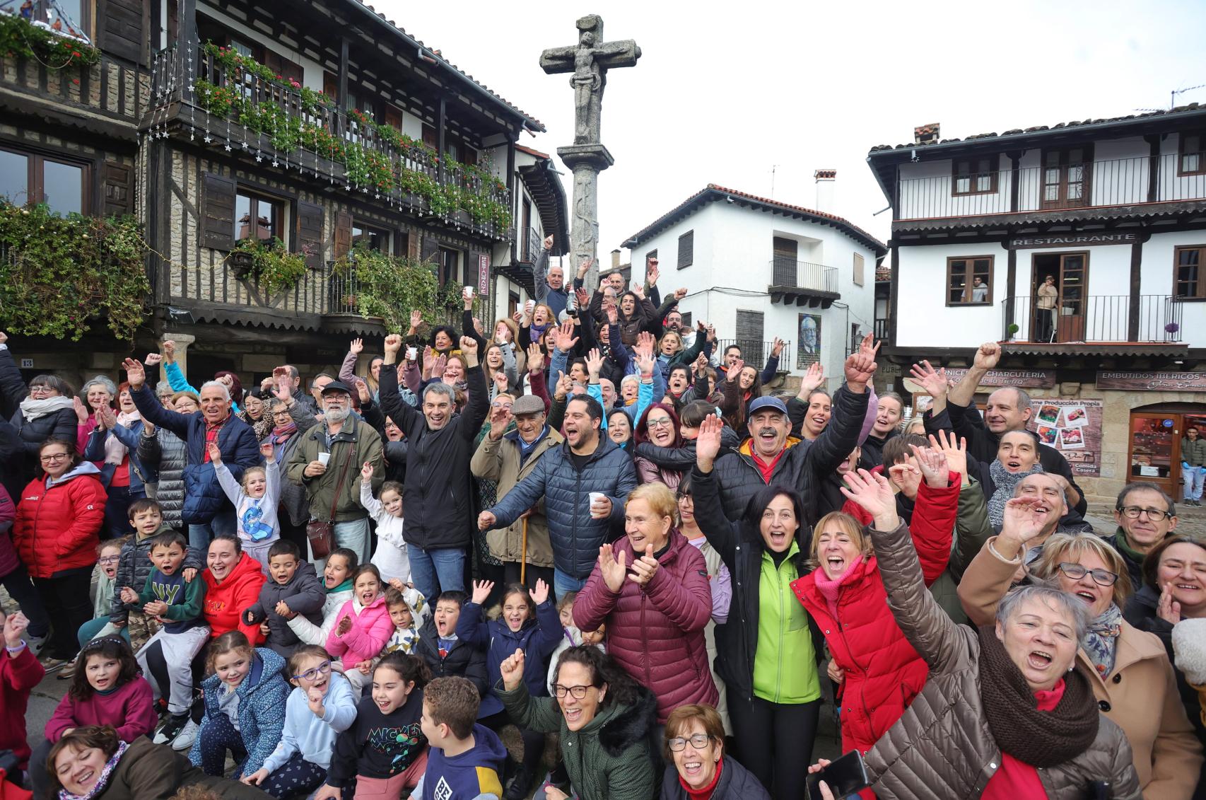 Los vecinos de La Alberca celebrando haber conseguido la iluminación navideña de Ferrero Rocher