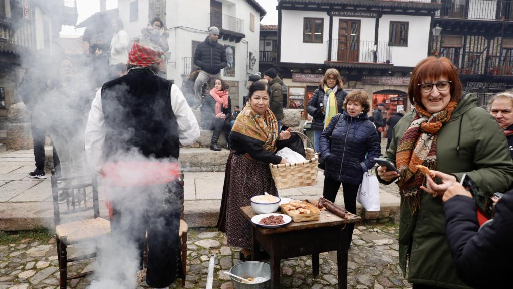 Vecinos y turistas disfrutando de algunos de los productos de la localidad