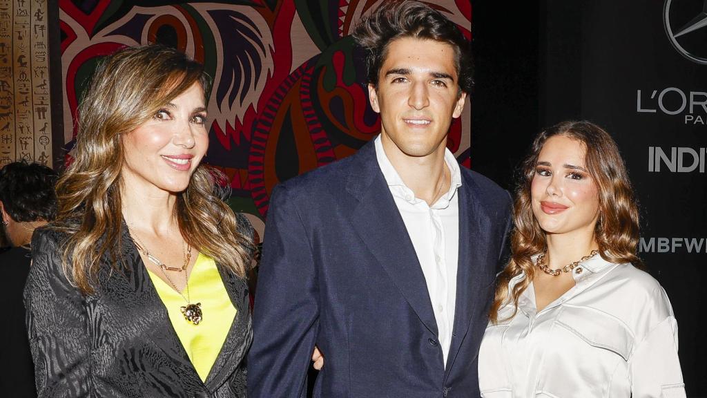 Javier García-Obregón junto a las dos mujeres de su vida: su madre, Paloma Lago, y su esposa, Eugenia Gil Muñoz.