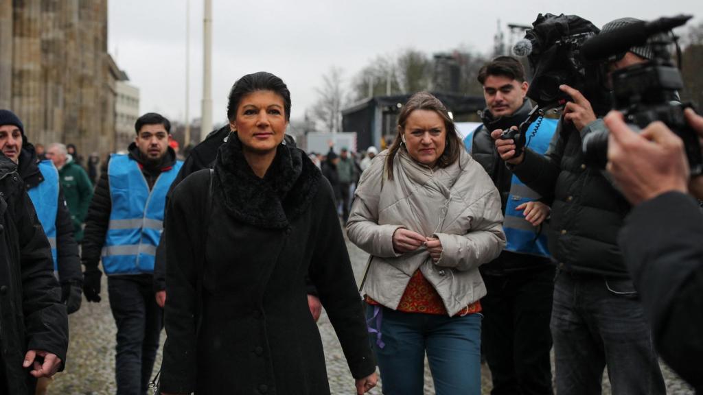 La política alemana y miembro del Bundestag Sahra Wagenknecht camina después de su discurso durante una protesta contra la guerra en la Puerta de Brandenburgo en Berlín.