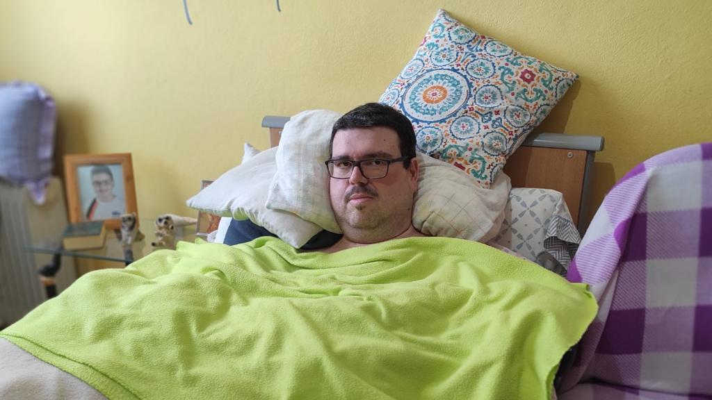 Fran Delgado en la cama de su casa.