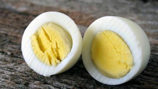 Un huevo duro con la yema grisácea.