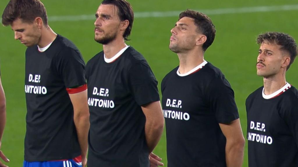Los jugadores con la camiseta en homenaje al aficionado fallecido.