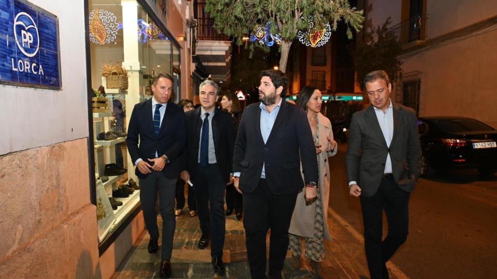 El alcalde de Lorca, Fulgencio Gil, el vicesecretario de Coordinación Autonómica y Local y Análisis Electoral del PP nacional, Elías Bendodo, el presidente del PP de la Región de Murcia, Fernando López Miras, la consejera de Turismo, Carmen Conesa, y el consejero de Presidencia, Marcos Ortuño, este lunes, a su llegada a la sede del PP en Lorca.