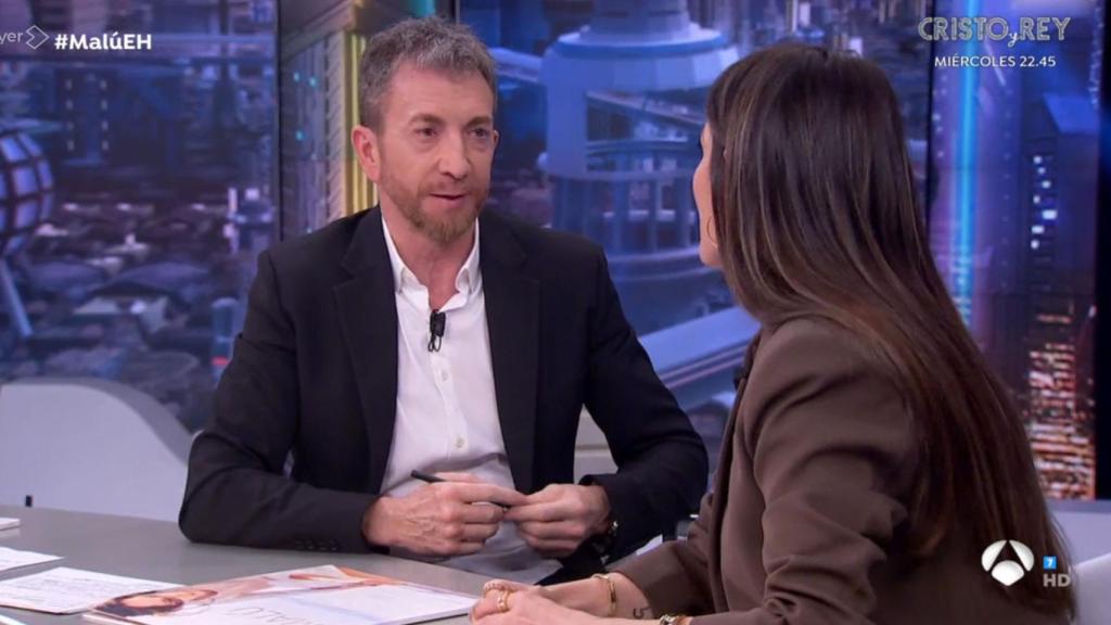 Pablo Motos con Malú en 'El Hormiguero'.