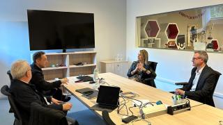 La consellera Nuria Montes, segunda derecha, en la reunión en Alicante con DoDIT.