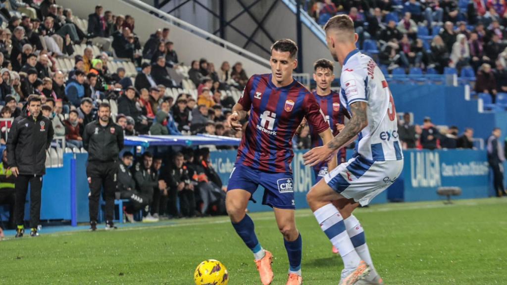 Un jugador del Eldense con el balón en el estadio de Butarque.