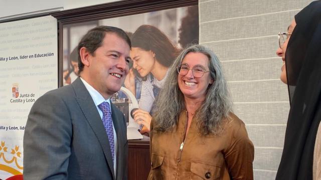 El presidente de la Junta, Alfonso Fernández Mañueco, saludando a una alumna en el acto de celebración de los resultados del informe PISA