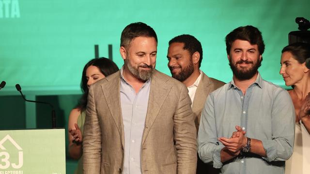El presidente de Vox, Santiago Abascal, y el vicepresidente de la Junta, Juan García-Gallardo, durante la noche electoral del 23 de julio.