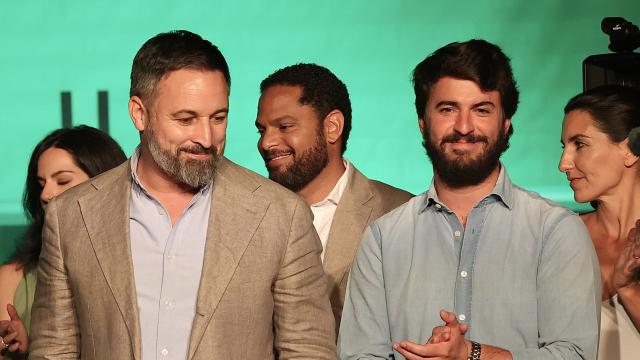 El presidente de Vox, Santiago Abascal, y el vicepresidente de la Junta, Juan García-Gallardo, durante la noche electoral del 23 de julio.