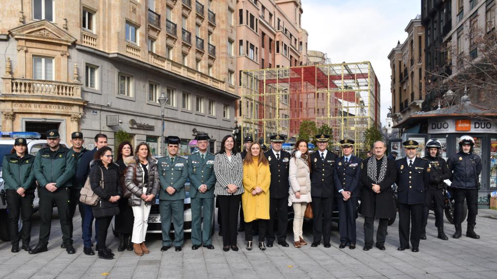La delegada del Gobierno en Castilla y León, Virginia Barcones, acompañada de autoridades y cuerpos y fuerzas de seguridad del Estado durante la presentación del Plan Comercio Seguro para esta Navidad en Castilla y León