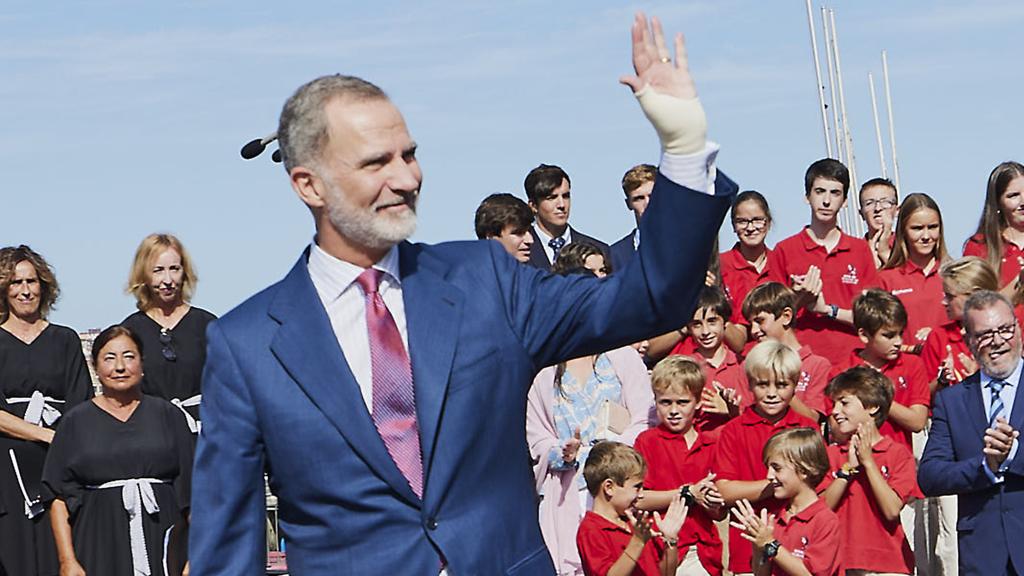 El primer día que el rey Felipe VI se mostró con la muñeca vendada. 8 de octubre de 2023.