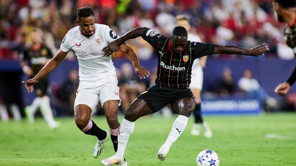 Deiver Machado, del Lens y Fernando Reges, del Sevilla, en el partido disputado en Champions el 20 de septiembre.