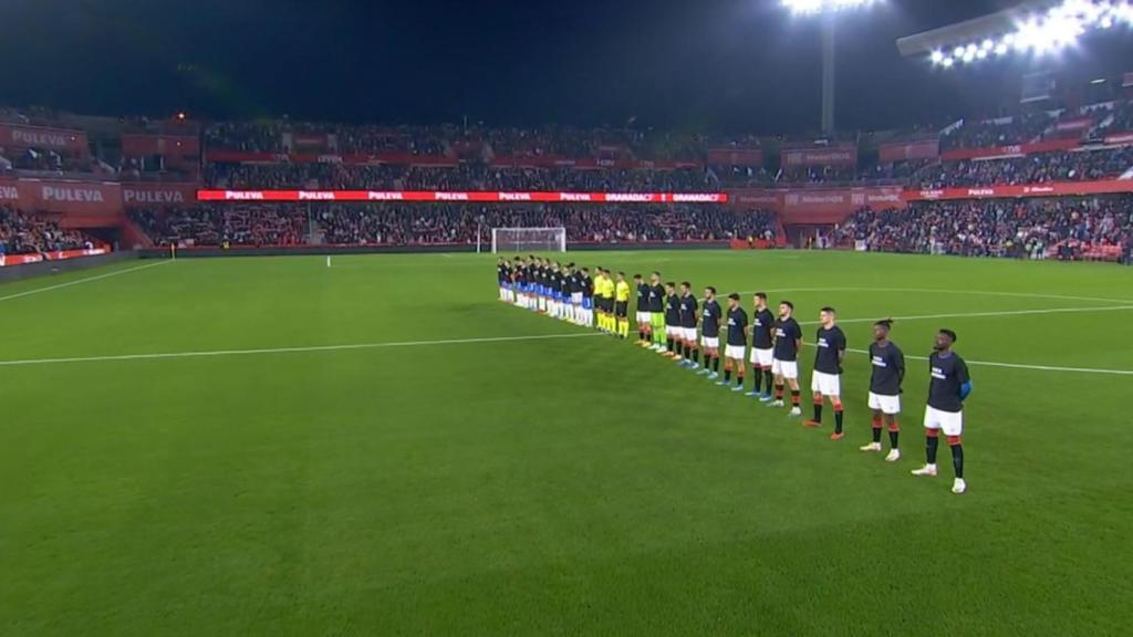 Los jugadores del Granada y Athletic durante el minuto de silencio.
