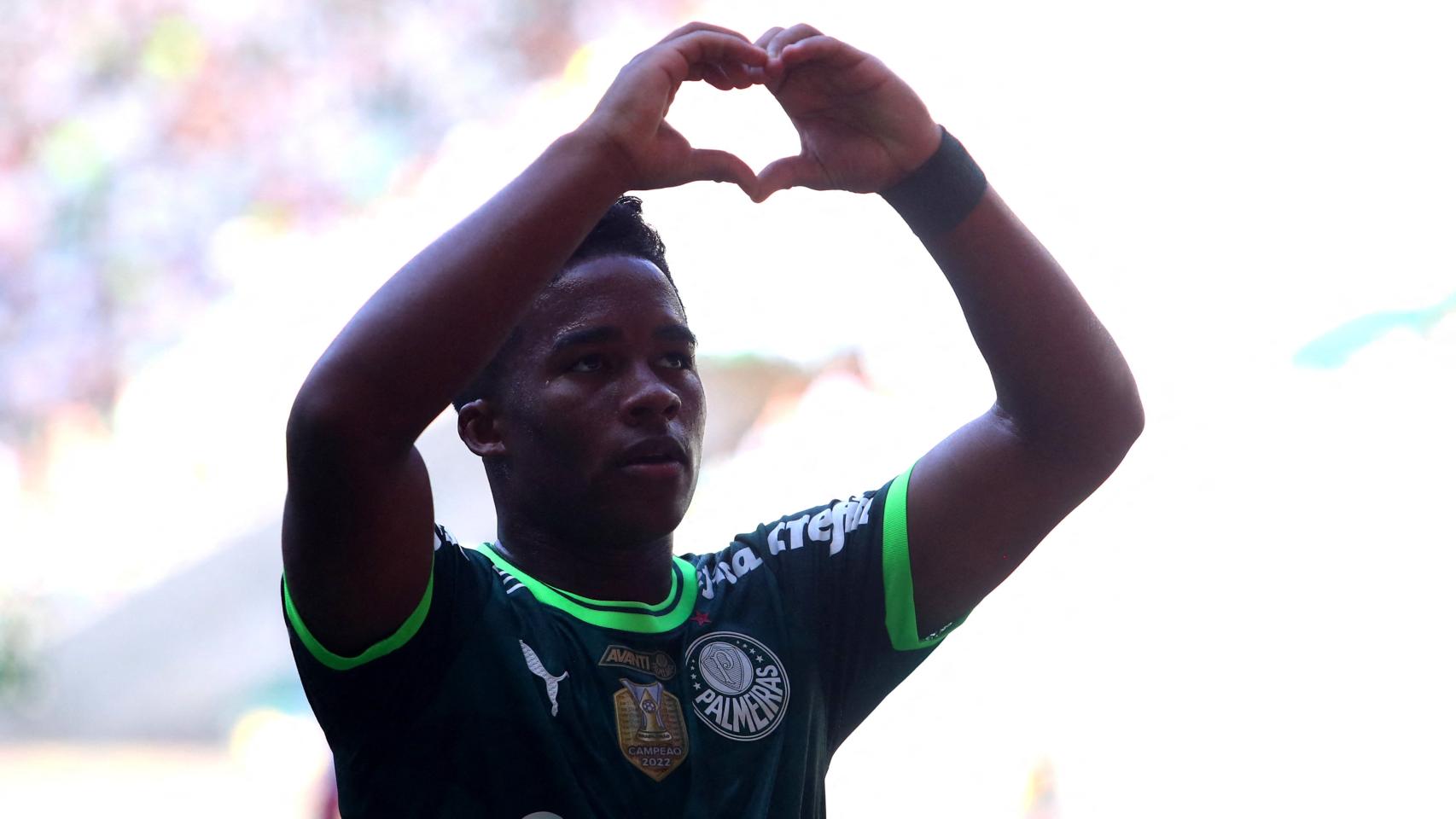 Endrick realiza un gesto tras marcar un gol con el Palmeiras.