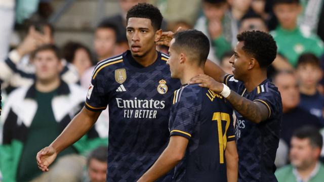 Los jugadores del Real Madrid abrazan a Jude Bellingham.