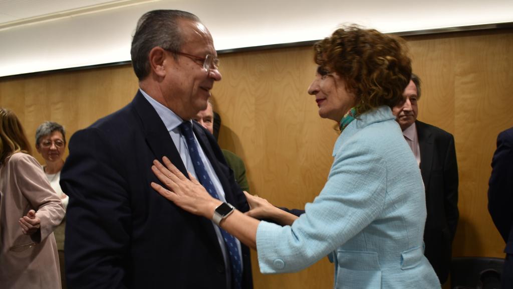 Juan Alfonso Ruiz Molina y María Jesús Montero, este lunes en Madrid.
