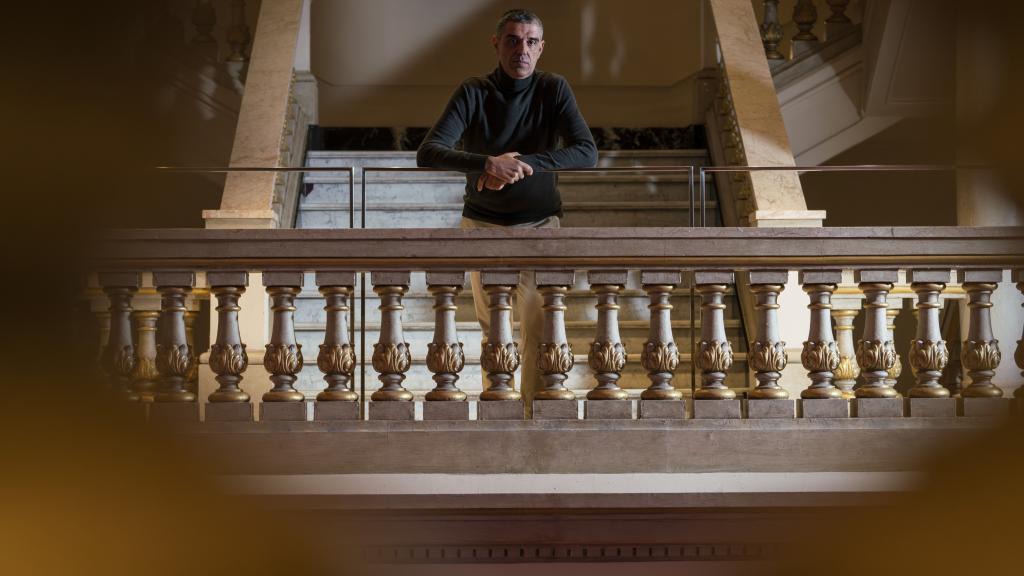 Retrato del ilustrador Kico F. Uribe en el Casino de Gran Vía, 7 de diciembre de 2023.